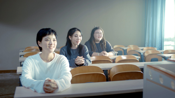 1022MV狂撒狗粮演绎宿舍女生久违的纯真