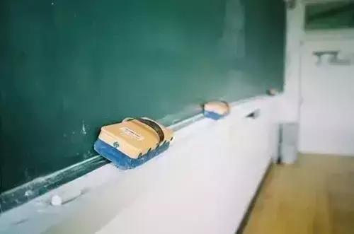 三尺讲台一生情怀演讲视频,三尺讲台一生情怀演讲稿