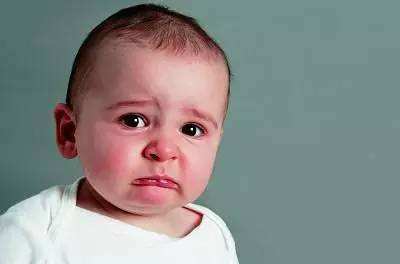 孩子哭到晕厥，小脸发紫，结果老人这样做救了孩子