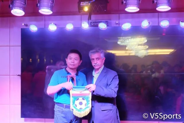 嗨翻天！亚洲足球小将夜游江城六国少年才华横溢