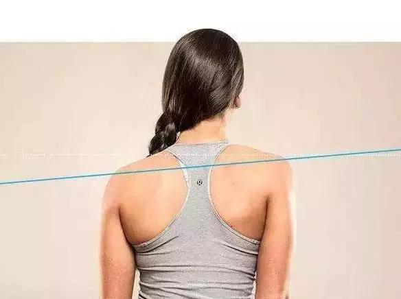 跷二郎腿真的会导致妇科病吗,跷二郎腿对脊柱危害图片