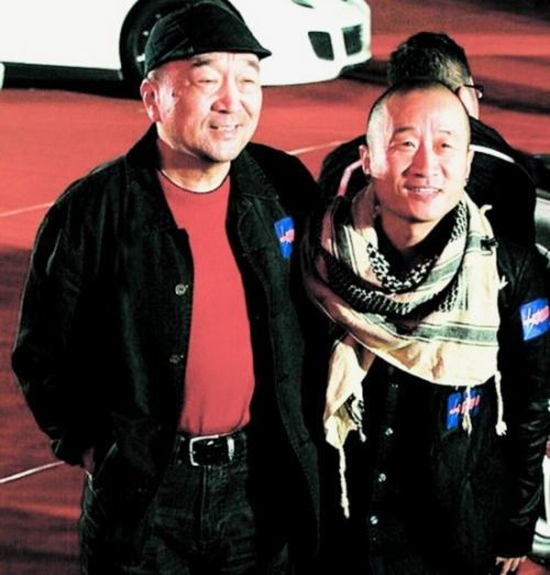 爹是老戏骨，他是捧不红的星二代，身高不足一米七，娶小16岁娇妻