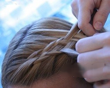 鱼尾辫怎么编最简单最好看,头发不长不短怎样编最好看