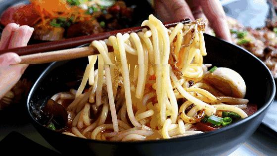 不到10㎡的店，一年卖100000+碗，下雨都要甩的米线竟来自泰国！