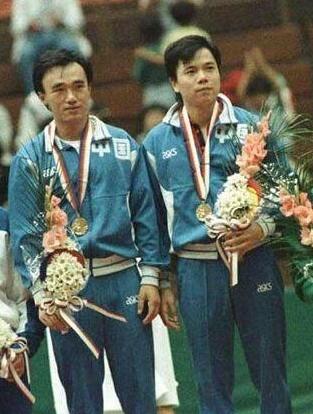 为何现在校服极土气极难看,中国丑校服