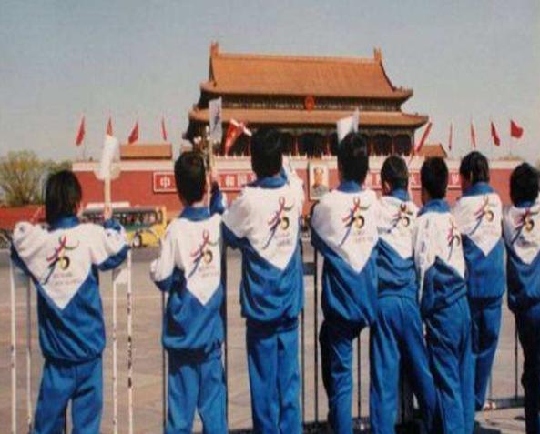 为何现在校服极土气极难看,中国丑校服