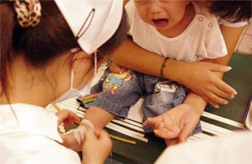 家长说孩子身上有痱子,奶奶一直认为宝宝什么都不知道