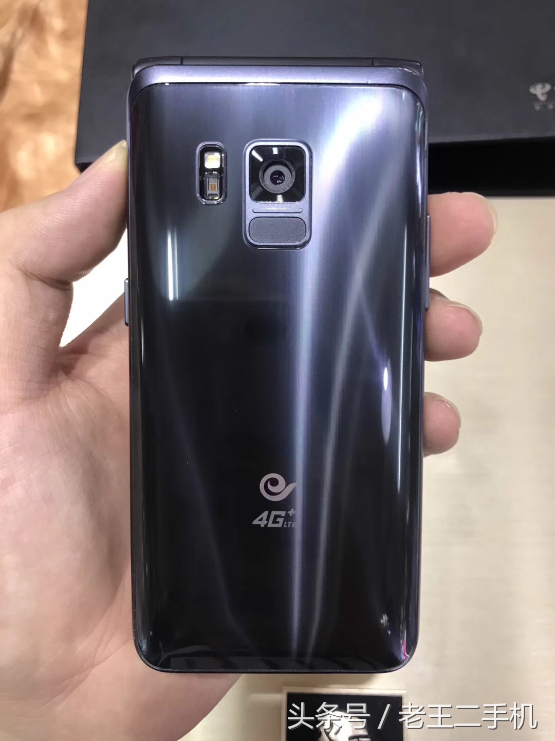 淘了两款,不得不说,三星的翻盖手机真是越做越漂亮了