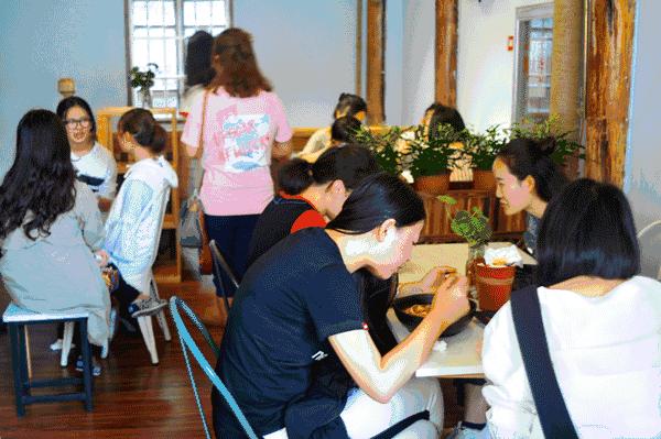 不到10㎡的店，一年卖100000+碗，下雨都要甩的米线竟来自泰国！