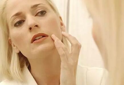 身体皮肤过敏后干燥起皮怎么修复,脸上过敏干痒红肿紧绷起皮涂什么