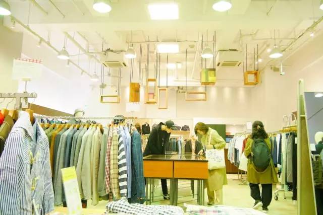 一个定期拉着3个空箱子去全世界淘别人眼中“破烂”的古着达人！