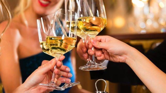 白葡萄酒饮用步骤,白葡萄酒兑什么喝