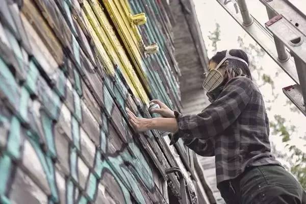 破败的房子重新焕发生机,原本破旧的房子变得焕然一新