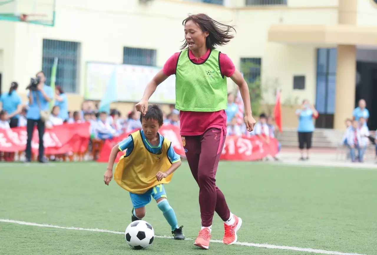 暖心·中国之队|播种希望!U19女足小花走进都匀十一小学