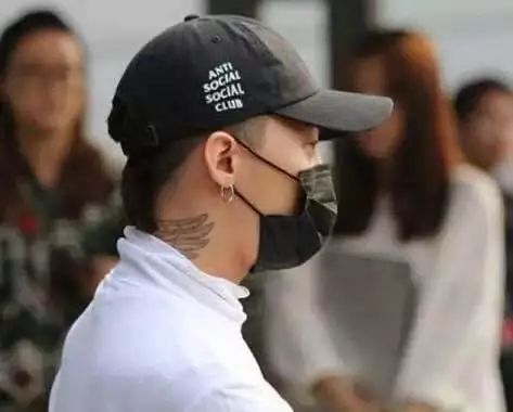 「怎么把你爸的帽子带出来了？真土」说这话的人才是真土鳖