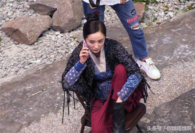 杨幂不顾众人展现豪迈坐姿把手插进靴子里网友：不怕脚臭吗？