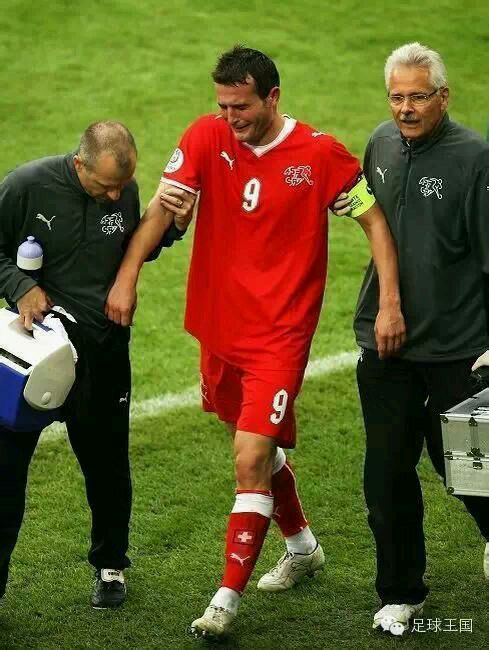 足球场上值得尊重的瞬间,足球场上的感人瞬间放弃射门