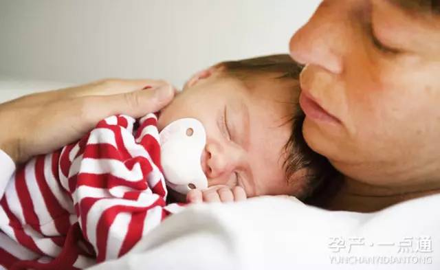 找月嫂照顾月子,月子里让家里人照顾还是请月嫂