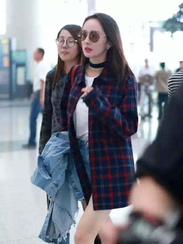 杨幂穿的gucci的格纹外套,杨幂celine上衣