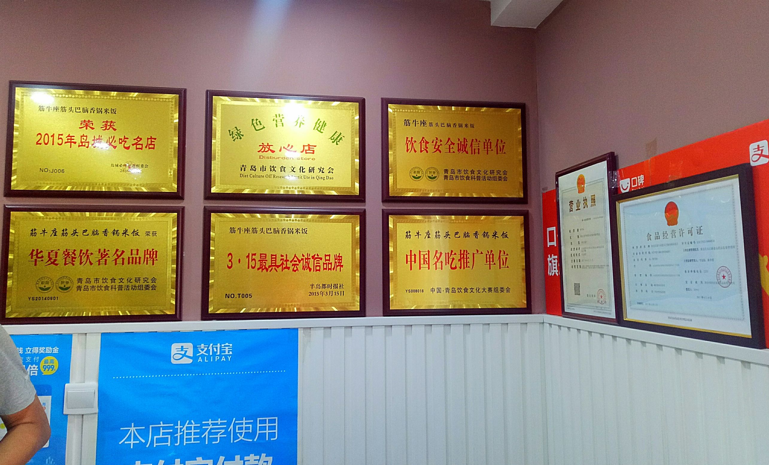 在一家店吃东西,在一家店吃到三种火锅