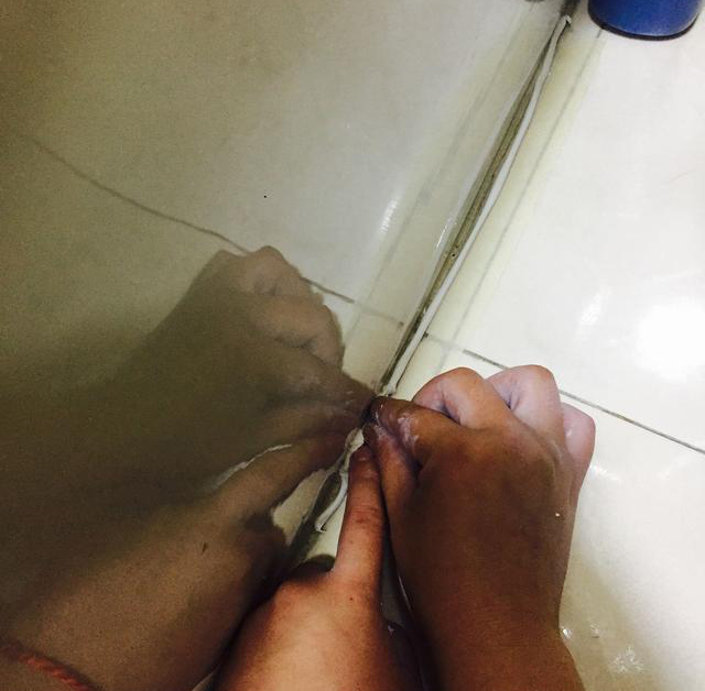 卫生间玻璃胶怎么处理,卫生间用了玻璃胶怎么清理