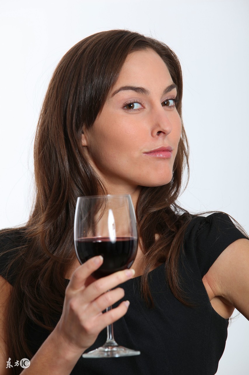 西拉葡萄酒的典型香气是什么,葡萄酒的三类香气具体是什么