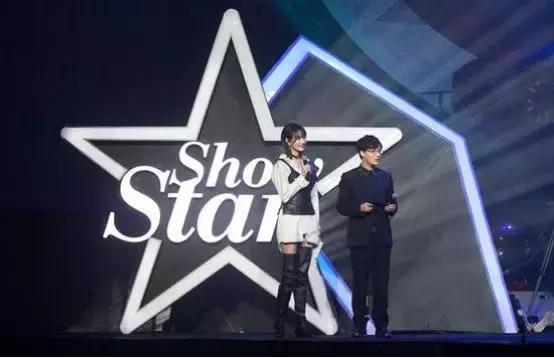 杨幂李易峰现身米兰街头,李易峰怎么穿杨幂的衣服