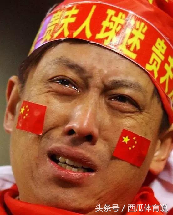 球队大败老大爷遭气昏，他们是真心喜欢足球！