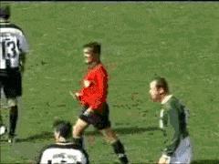 搞笑踢足球笑到吐血,爆笑踢足球