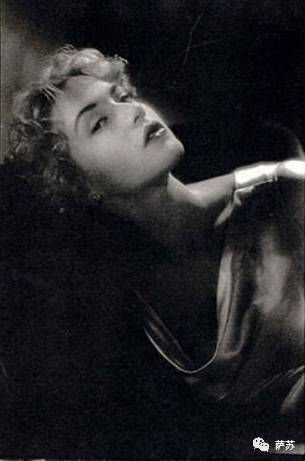 四川地震熊猫爬树躲避,汶川地震时受惊的熊猫