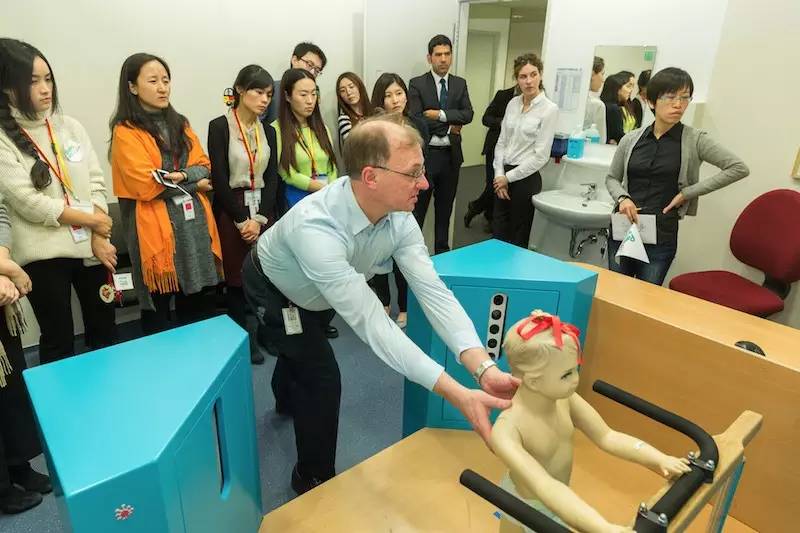 尿不湿是所有父母都该感激的发明，同意的举手