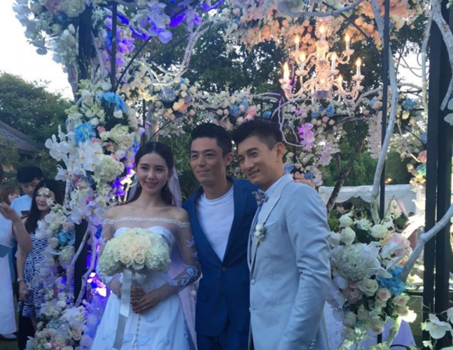 隆诗大婚深情告白霍建华抢合照新郎扬言生5个