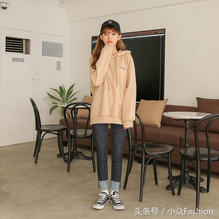 韩国女生卫衣搭配图片,适合女汉子卫衣穿搭拍照姿势教程