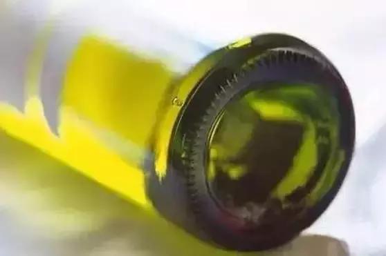 酒杯底部为什么有半圆凸起,酒杯底部有个杏字