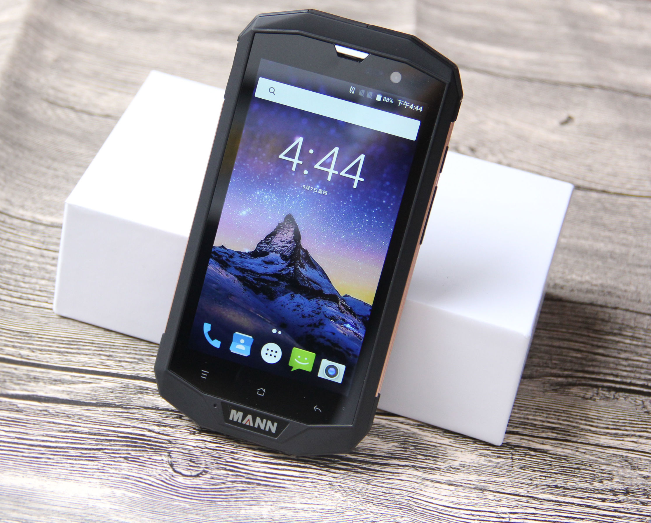 国外网友作死实验,手机泡水一天一夜测试