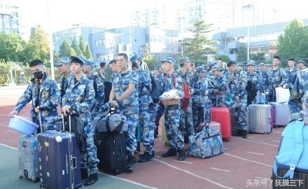 王俊凯军训后晒黑了怎么白回来,王俊凯大学军训在哪