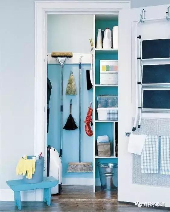 她家看不到一个拖把，地上居然没有半点儿灰