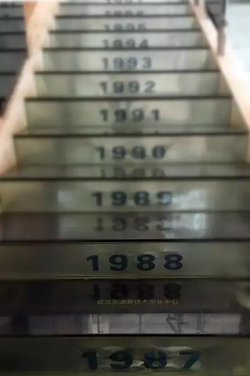 30年30人，身家万亿，居然都是从武汉这个小厂房里走出来的！