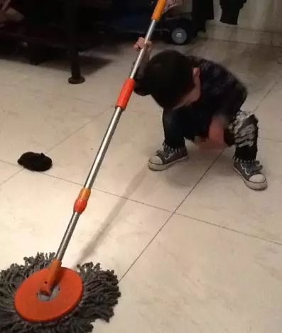 为什么现在都不给小宝宝穿开裆裤,大人为什么穿小孩的裤子