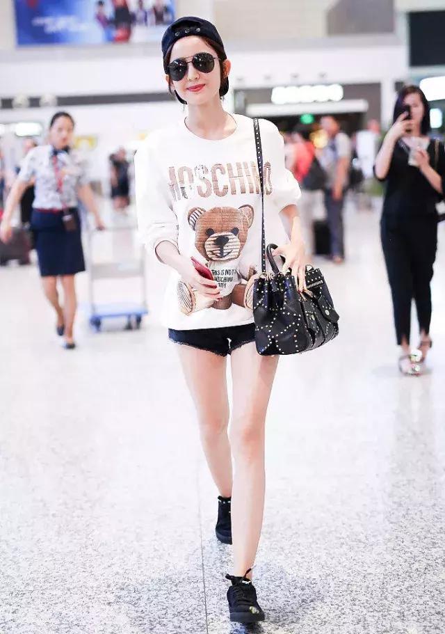 唐嫣的包包里放着一把大镜子,唐嫣背的小方盒子包包