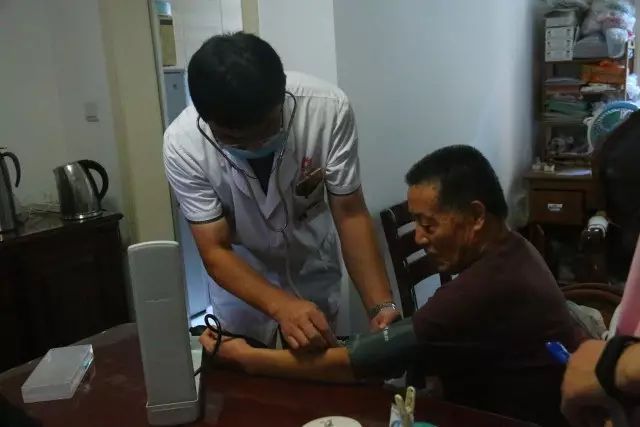 爱心行动关爱孤寡老人,孝行天下关爱空巢老人送医上门