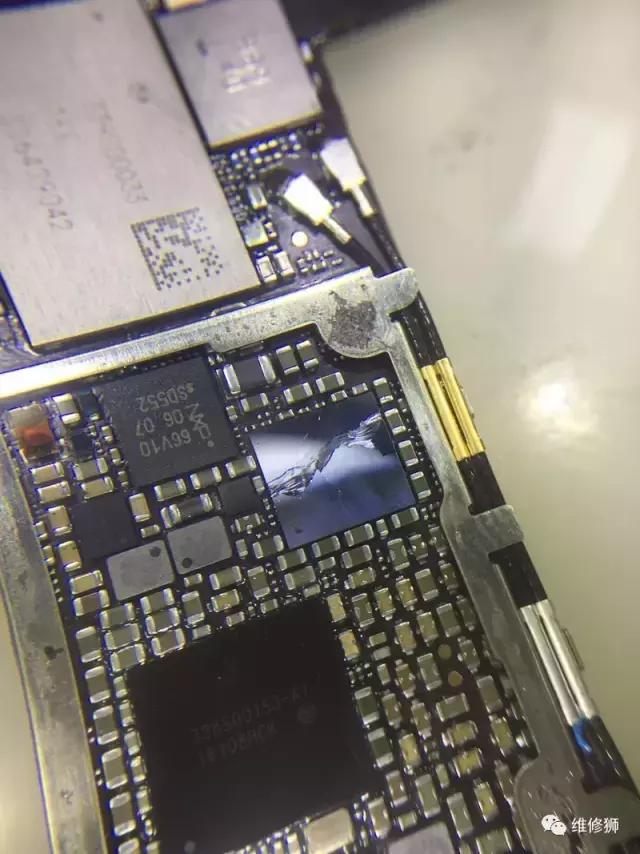 苹果重摔加泡水手机维修,iphone摔一下容易漏液吗