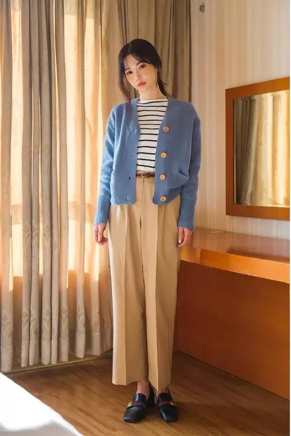 毛衣开衫怎么搭配衣服好看,暗红色开衫和浅蓝色开衫哪个好看