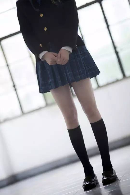 绝对领域的福利：过膝袜与短裙之间的那一抹暖色