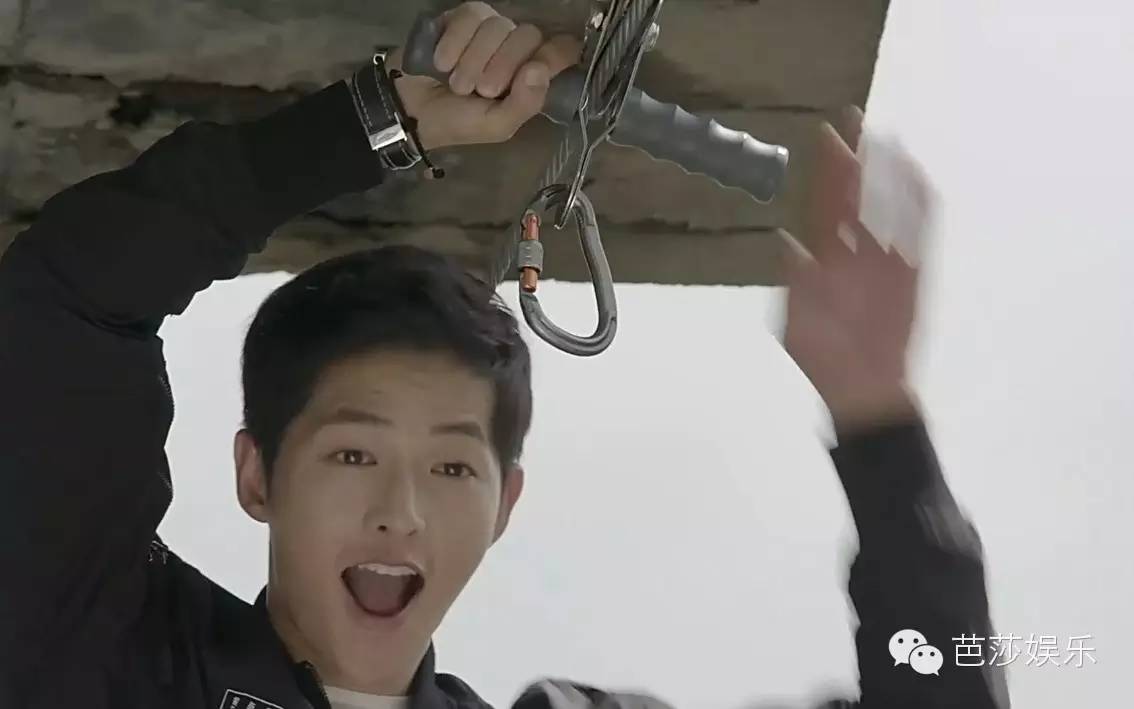 太阳的后裔为啥选宋仲基,太阳的后裔宋仲基帮宋慧乔扎头发