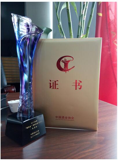 泸州老窖特曲晶彩，荣获2015年度“青酌奖”酒类新品TOP10！