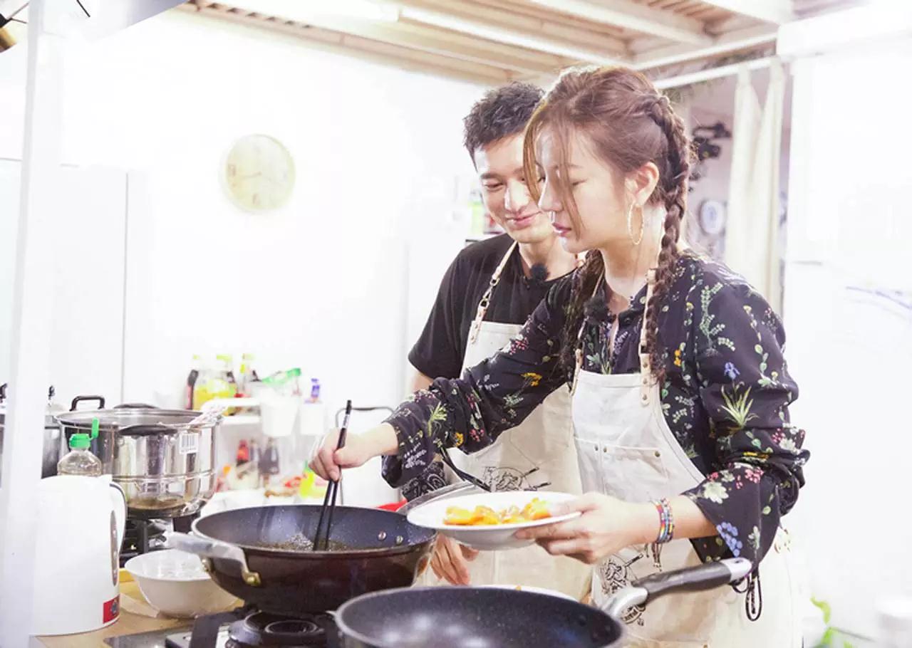中餐厅1赵薇黄晓明周冬雨,周冬雨赵薇中餐厅同框被碾压