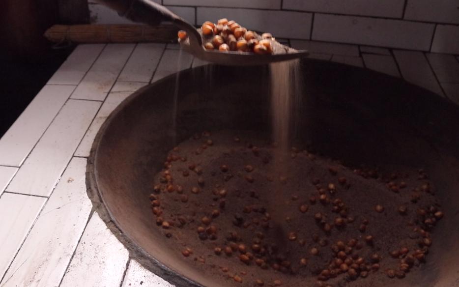 农村小伙走街串巷做爆米花,农村大哥自制老式爆米花