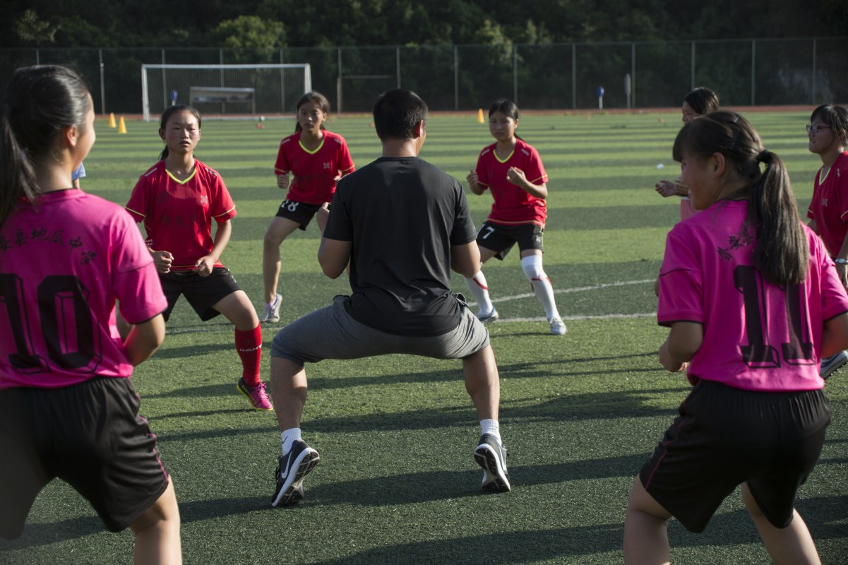 上海踢咖体育发展有限公司总经理郭伟一行访问兴义中学