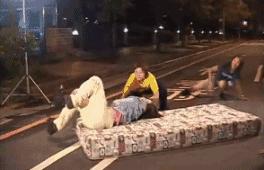 假摔、吊威亚、真人被撞飞，影视剧中的车祸戏是这么拍的？！